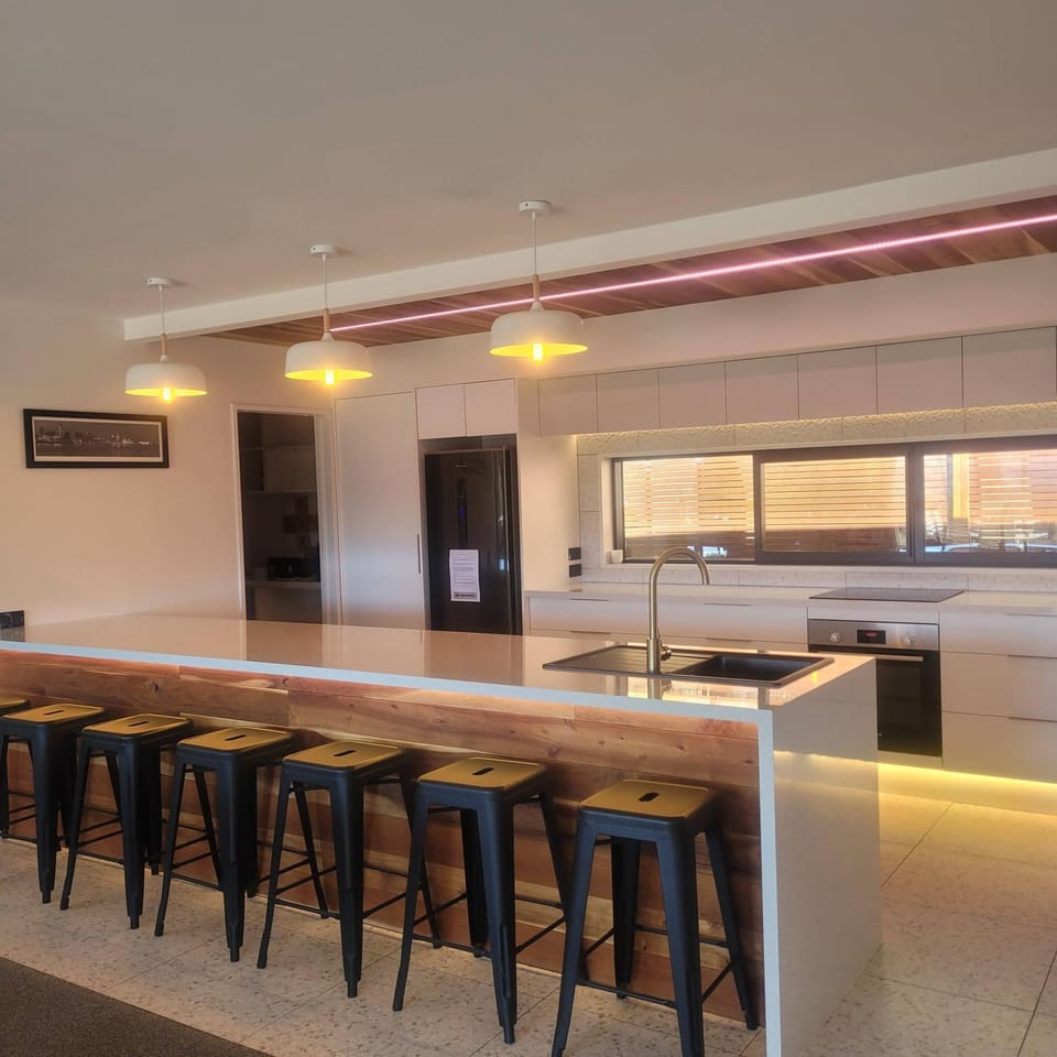 Kitchen or kitchenette, Lounge or bar, oven