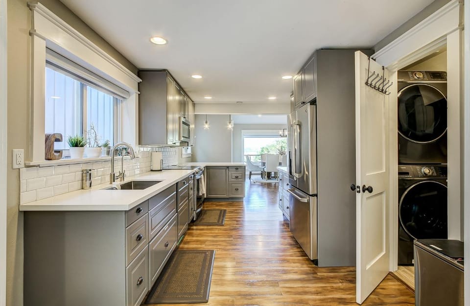 Kitchen or kitchenette, dishwasher, minibar, oven, stove, washing machine, dryer, air conditioner
