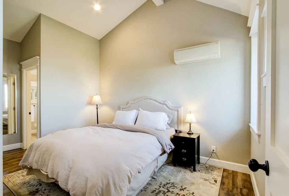 Bed, Photo of the whole room, Bedroom, air conditioner