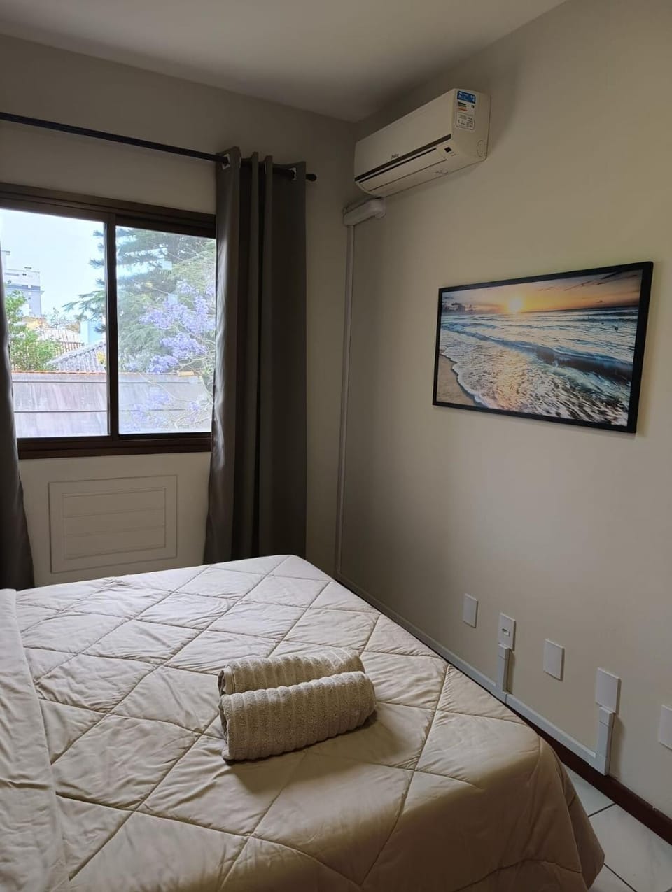 Photo of the whole room, towels