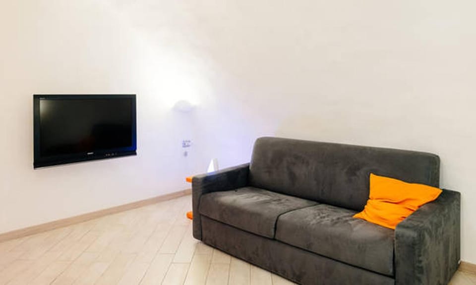 Bed, TV and multimedia, Living room