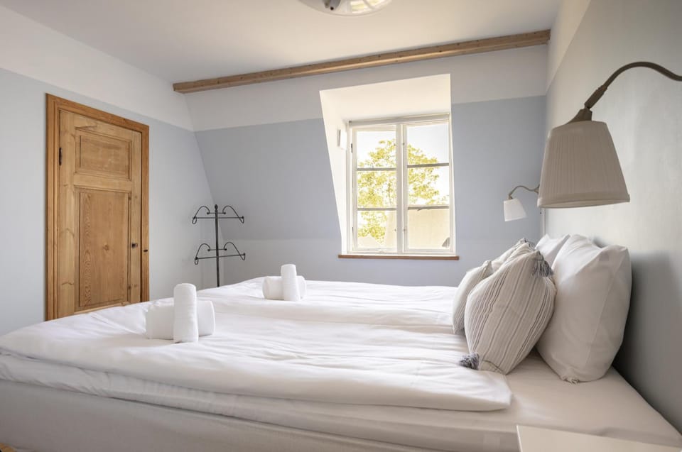 Property building, Restaurant/places to eat, Bed, Photo of the whole room, Bedroom, Breakfast, towels