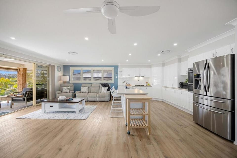 Kitchen or kitchenette, Living room