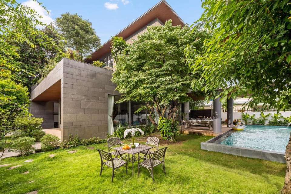 Property building, Patio, Day, Garden, Garden view