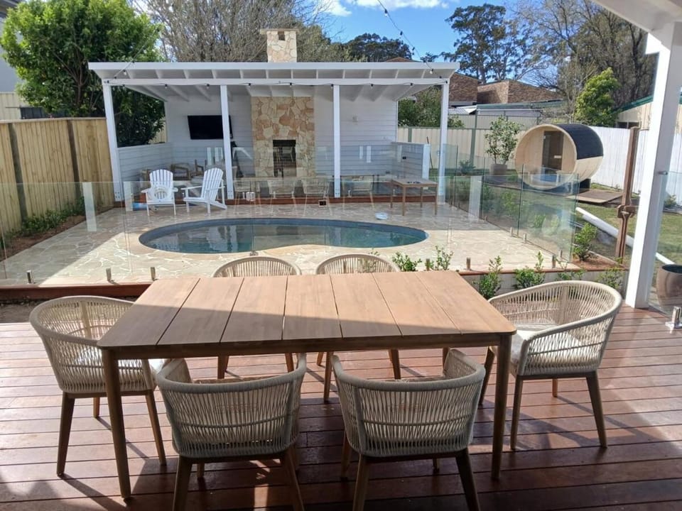 Balcony/Terrace, Dining area, Pool view, Swimming pool, sunbed