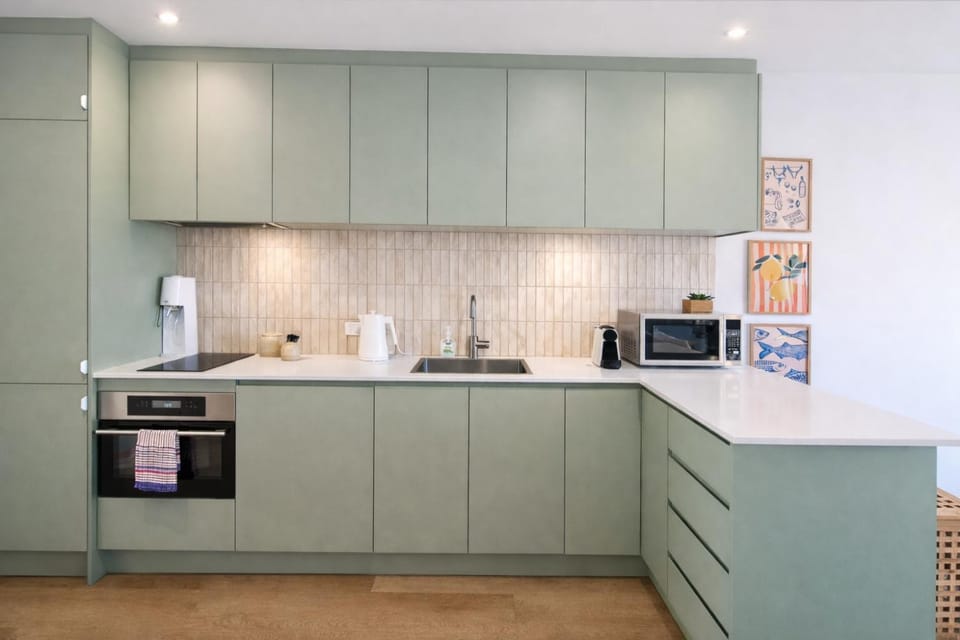 Coffee/tea facilities, Kitchen or kitchenette, dishwasher, oven, stove