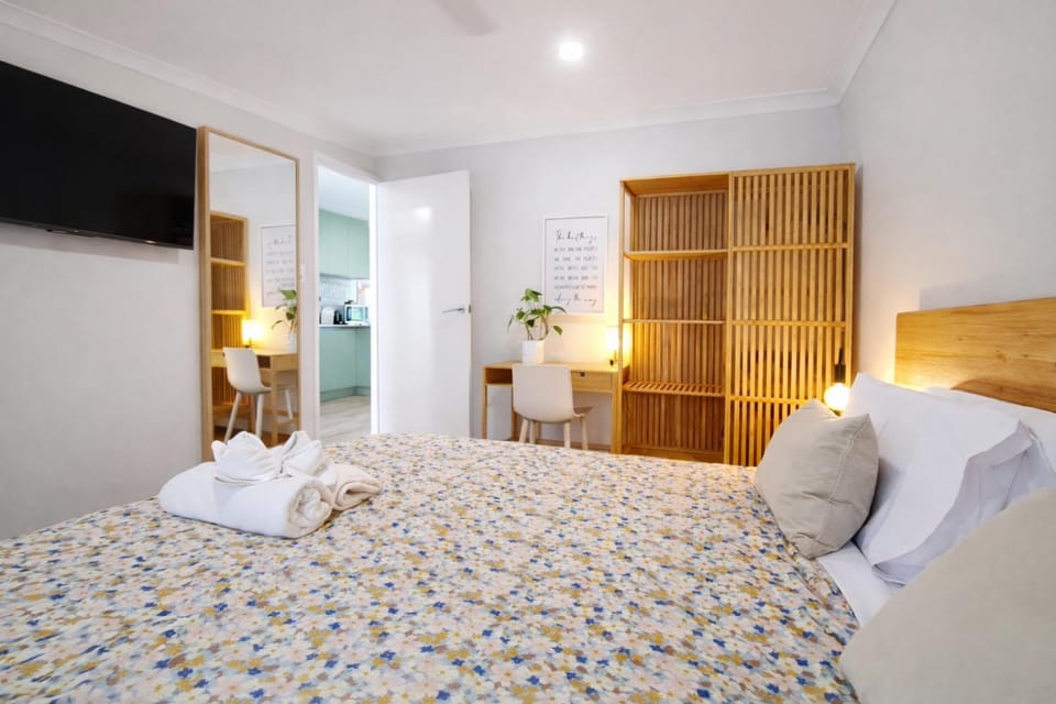 Bed, TV and multimedia, Bedroom, towels, wardrobe