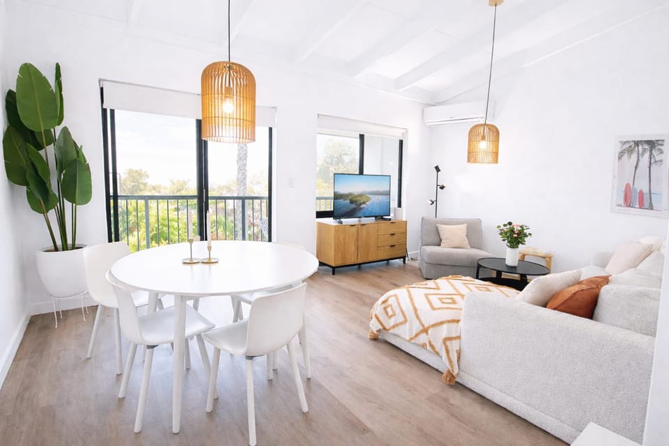 TV and multimedia, Living room, Seating area, Dining area, air conditioner