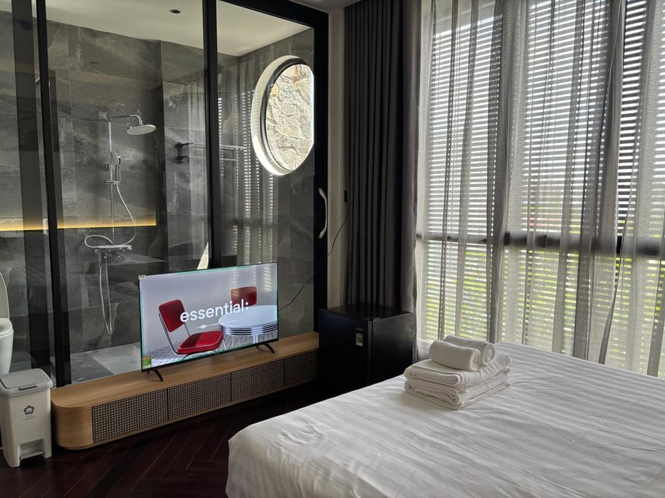 Bed, TV and multimedia, Photo of the whole room, Bedroom, towels
