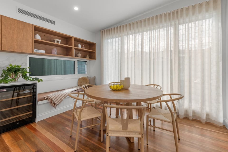 Kitchen or kitchenette, Seating area, Dining area