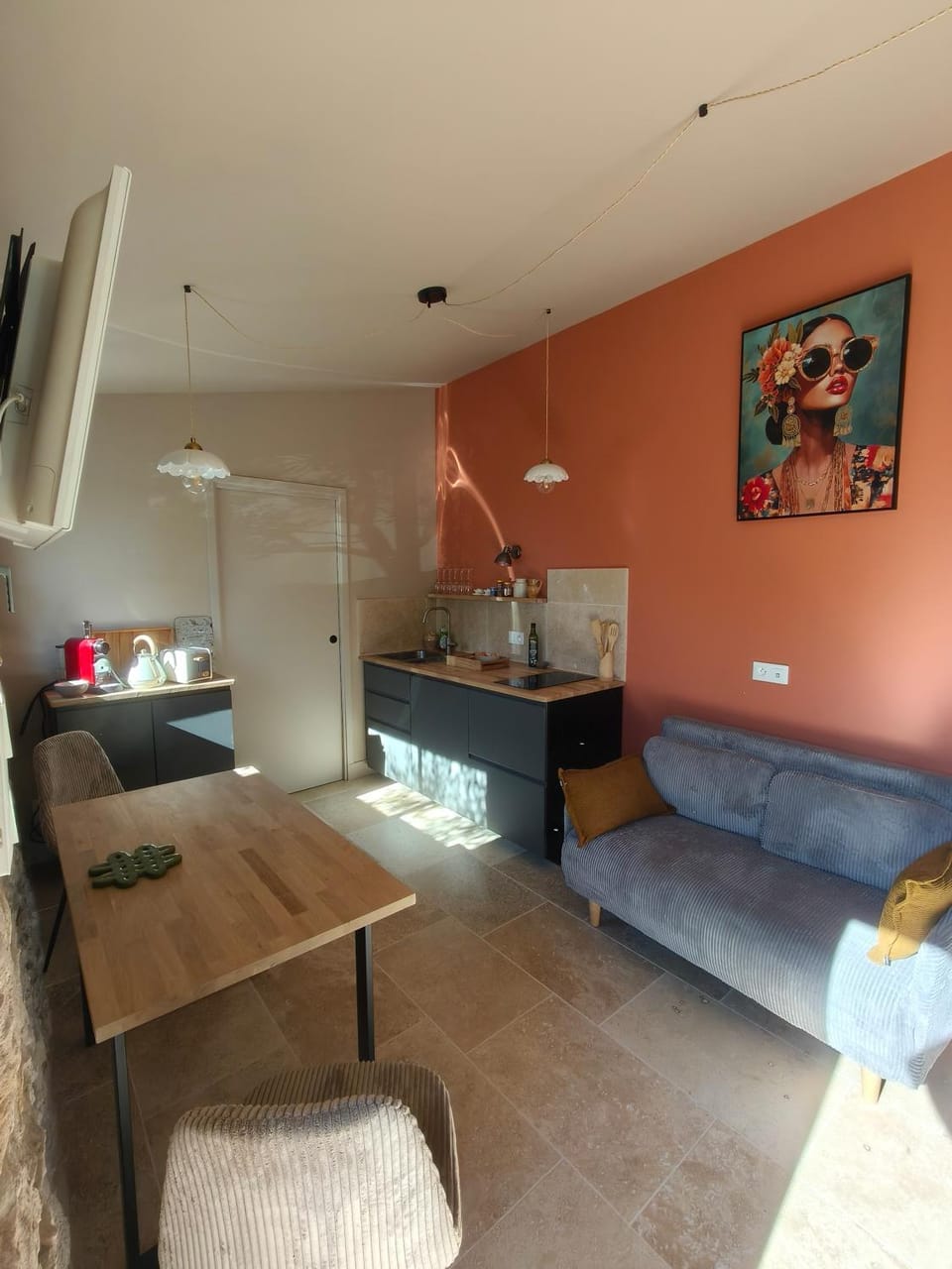 Kitchen or kitchenette, Seating area, Dining area