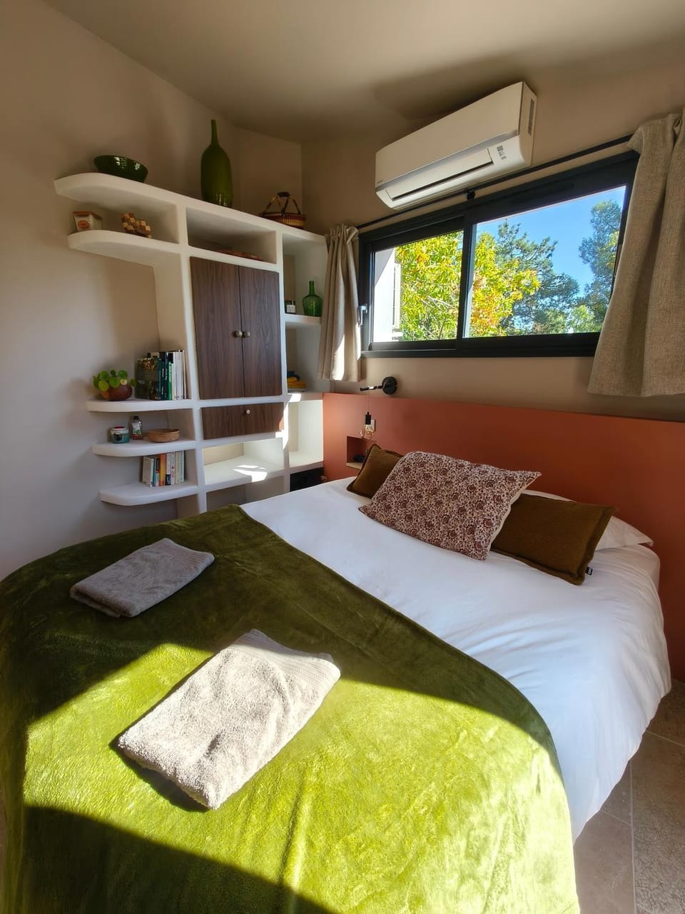 Bed, Bedroom, towels, air conditioner