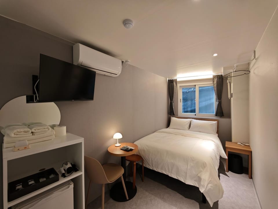 TV and multimedia, Photo of the whole room, Decorative detail, Area and facilities, hair dryier, towels, air conditioner
