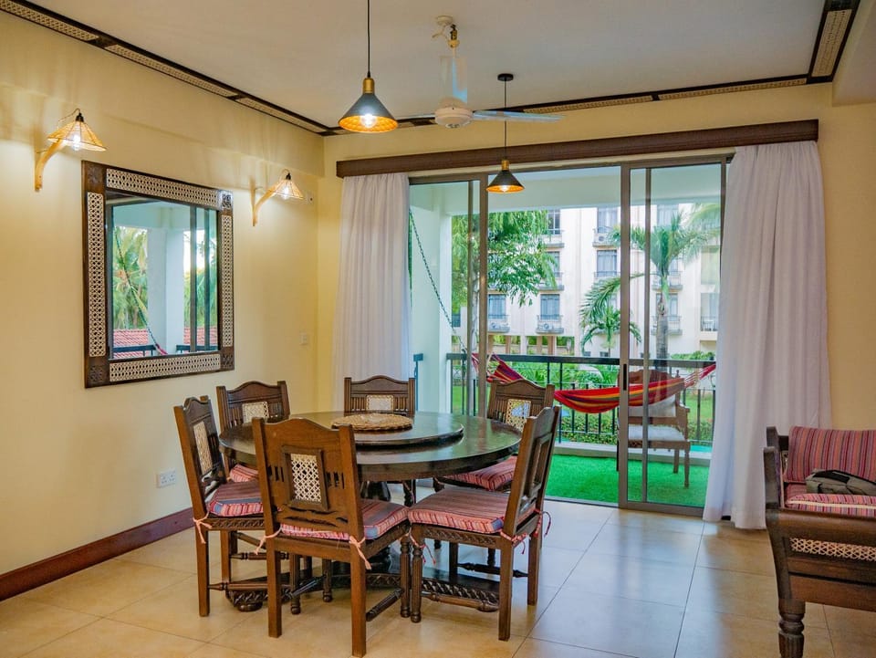 Property building, Dining area, Dinner, Dinner