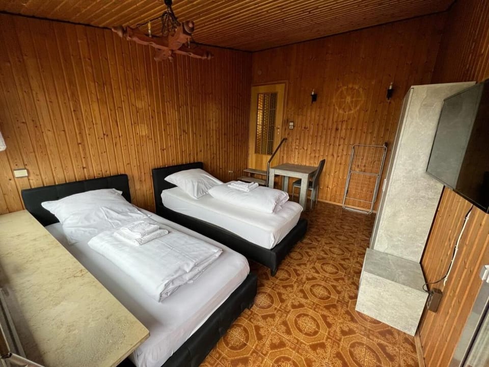 Bed, TV and multimedia, Bedroom