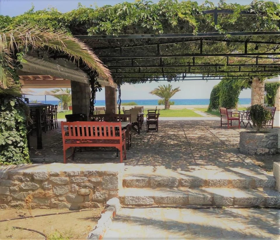 Restaurant/places to eat, Facade/entrance, Garden, Lounge or bar, Beach