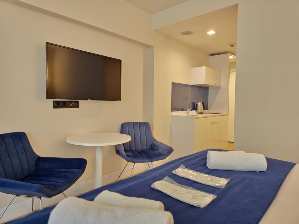Bed, TV and multimedia, Seating area, Bedroom, towels