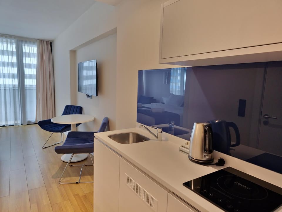 Coffee/tea facilities, Kitchen or kitchenette, Living room