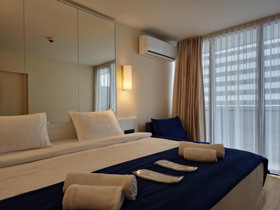 Bed, Bedroom, towels, air conditioner