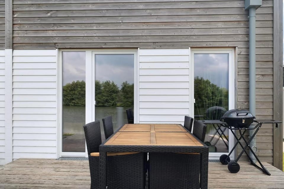 Property building, Day, Balcony/Terrace, Dining area