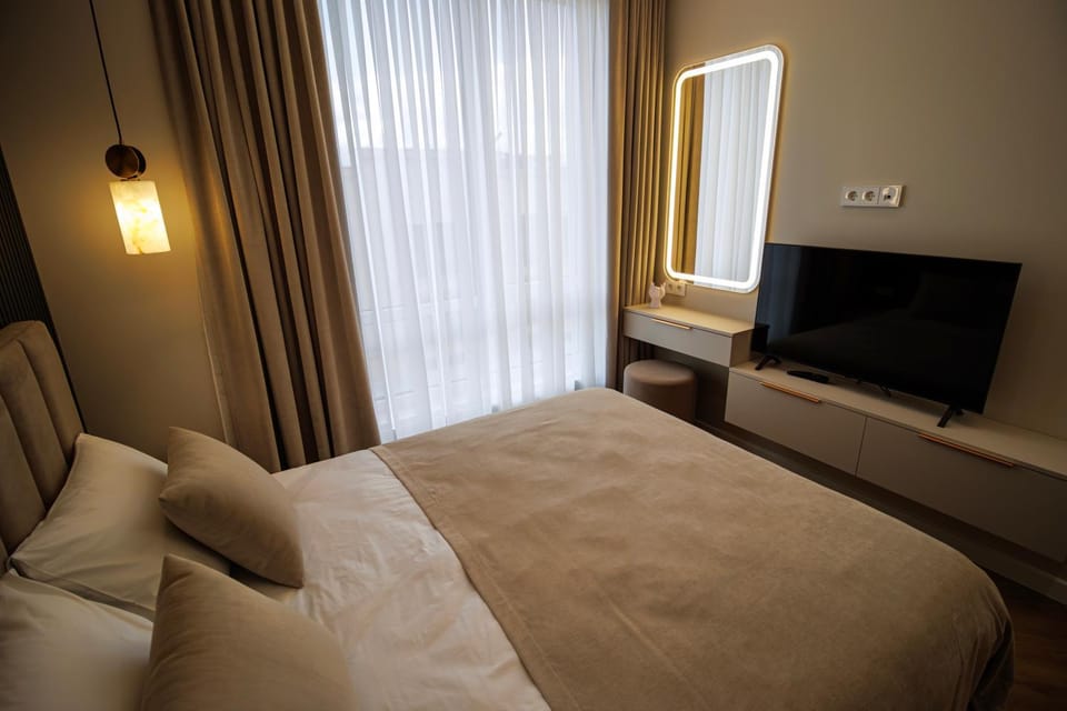 Bed, TV and multimedia, Bedroom