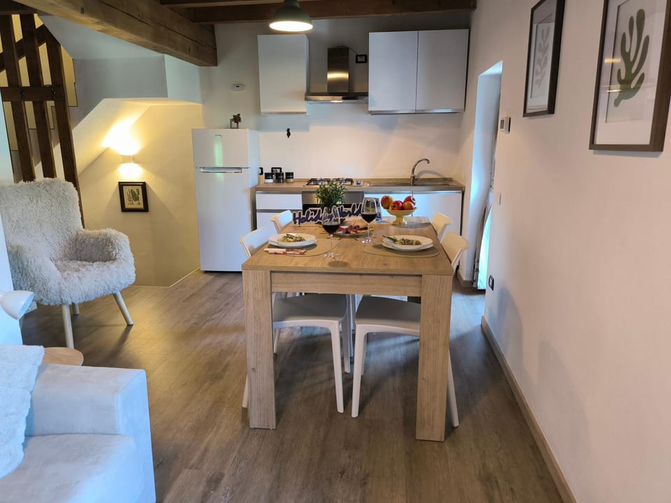 Kitchen or kitchenette, Dining area, stove