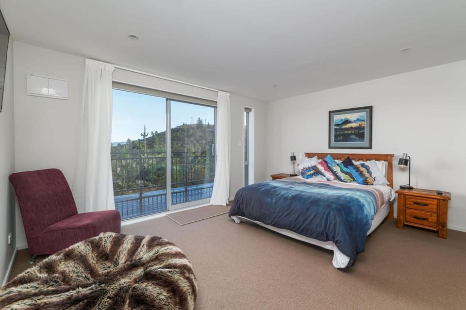 Bed, Seating area, Bedroom