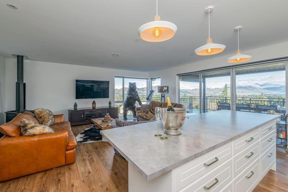 Natural landscape, TV and multimedia, Living room, Seating area, Dining area