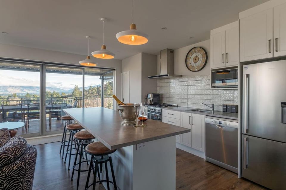 Kitchen or kitchenette, Dining area, oven, stove