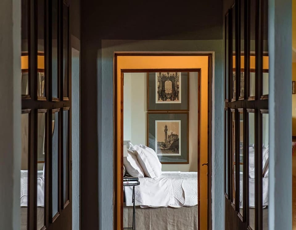 Photo of the whole room, Bedroom, towels