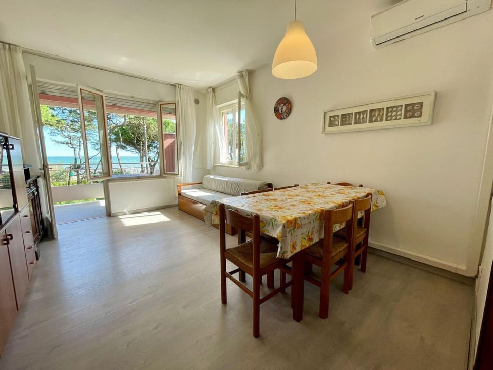 Bed, Living room, Dining area, Bedroom