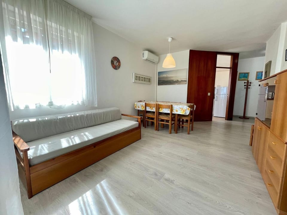 Bed, Living room, Dining area, Bedroom