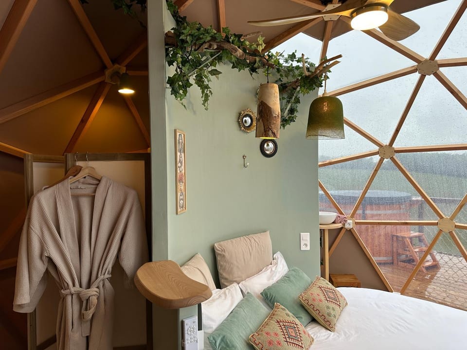 Bed, Natural landscape, Photo of the whole room, Bedroom, towels