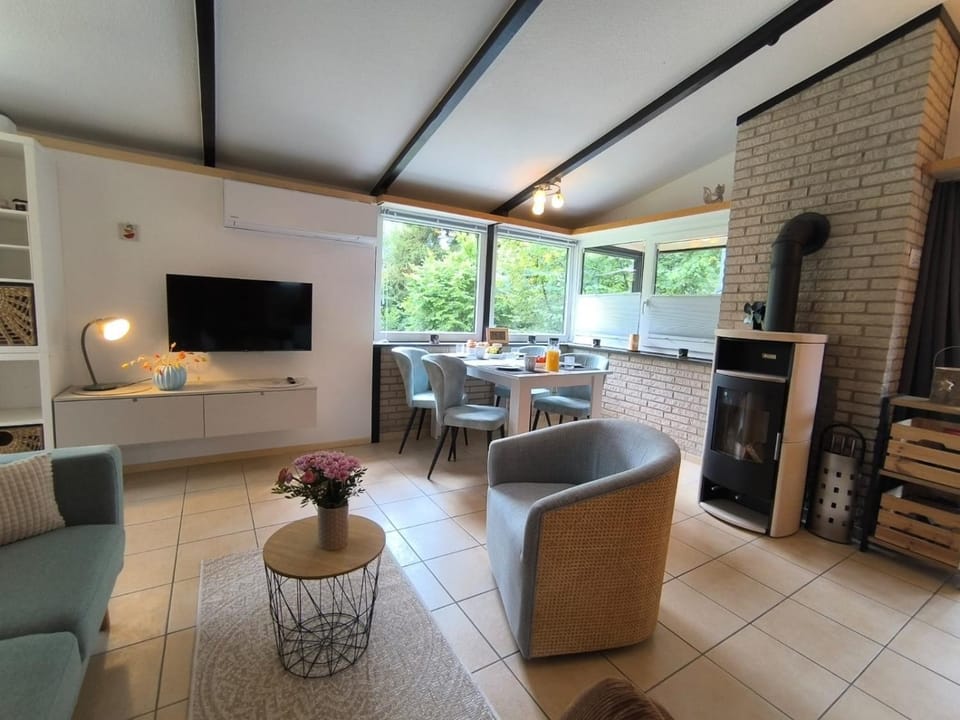 TV and multimedia, Living room, Seating area, Dining area, fireplace