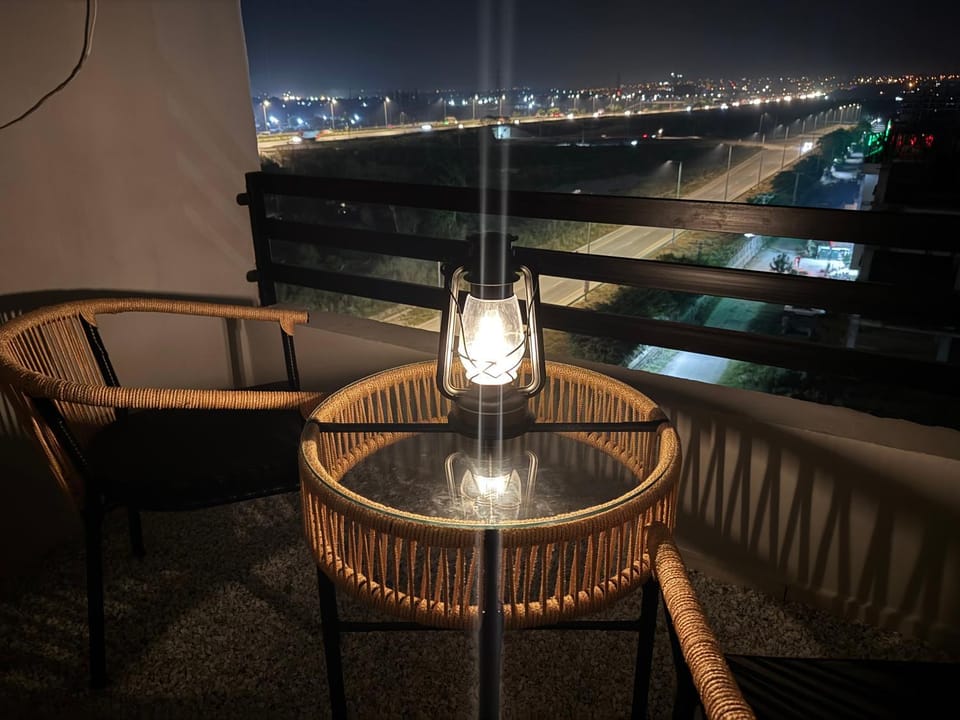 Warmwood Designer 2BHK- Rooftop pool, Self checkin Apartment in Islamabad