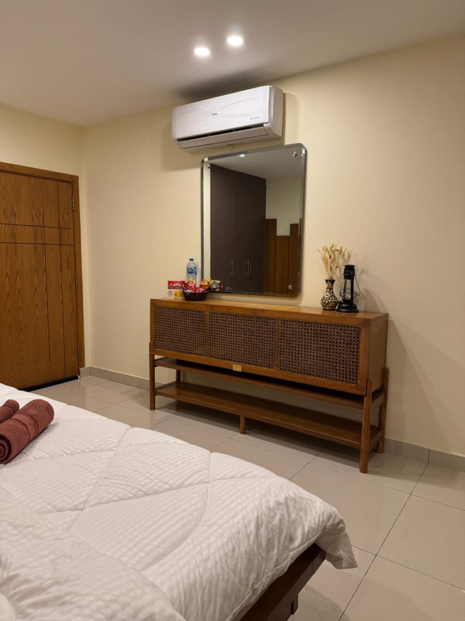 Warmwood Designer 2BHK- Rooftop pool, Self checkin Apartment in Islamabad