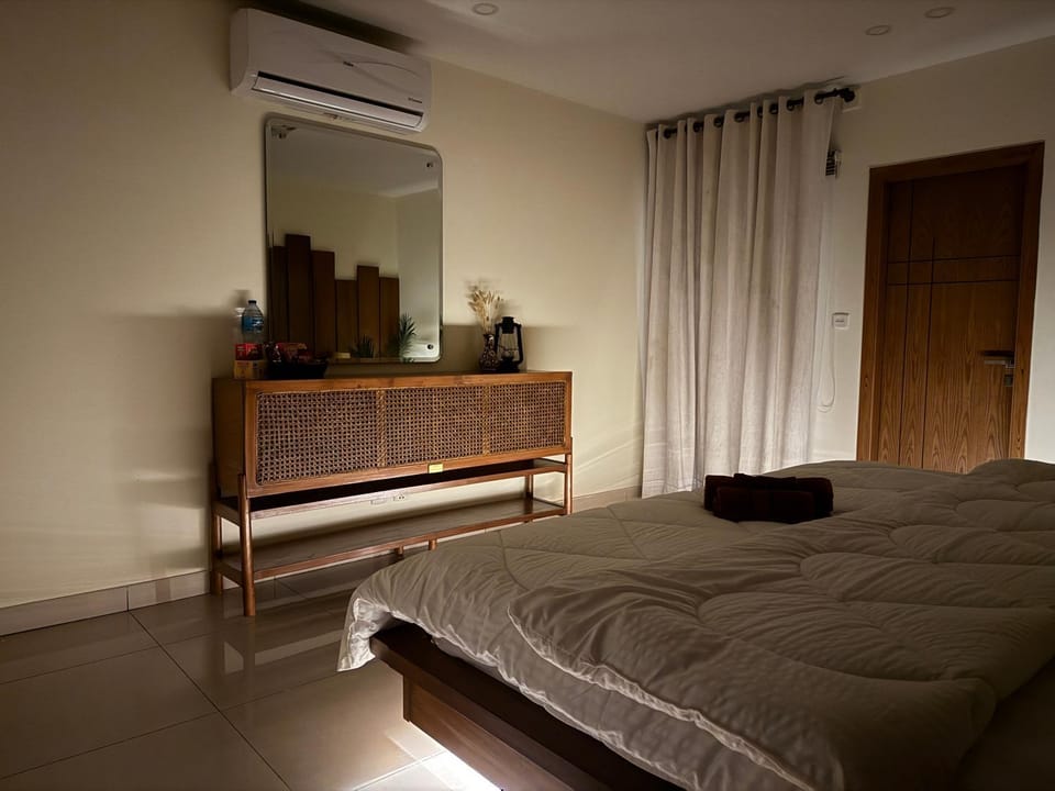 Warmwood Designer 2BHK- Rooftop pool, Self checkin Apartment in Islamabad