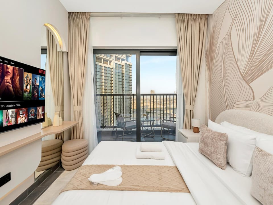 Bed, TV and multimedia, Bedroom