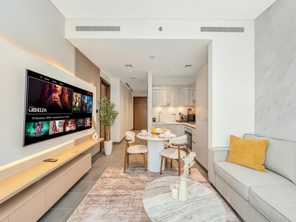 TV and multimedia, Kitchen or kitchenette, Living room, Seating area, Dining area
