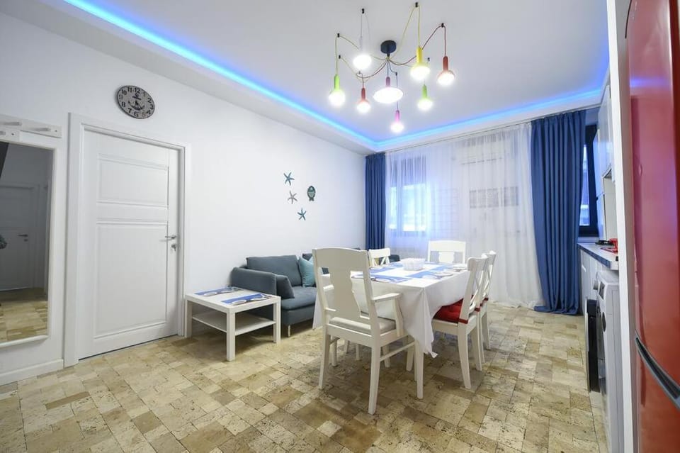 Kitchen or kitchenette, Living room, Seating area, Dining area