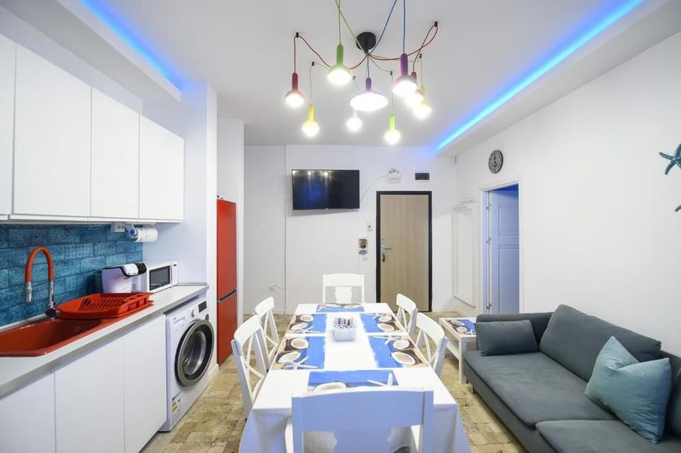 TV and multimedia, Kitchen or kitchenette, Living room, Seating area, Dining area
