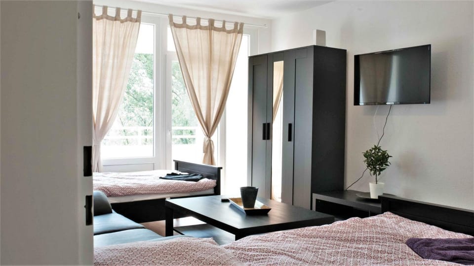 Bed, TV and multimedia, Photo of the whole room, Seating area, Bedroom, wardrobe