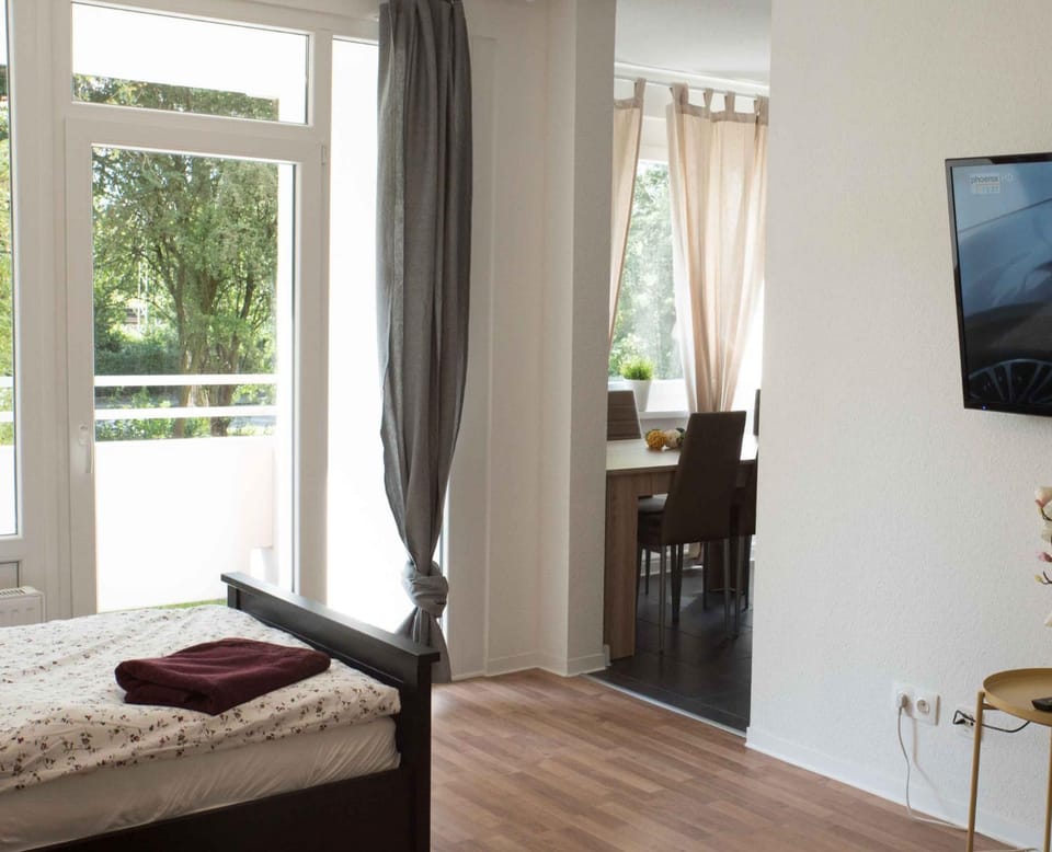 Bed, TV and multimedia, Bedroom