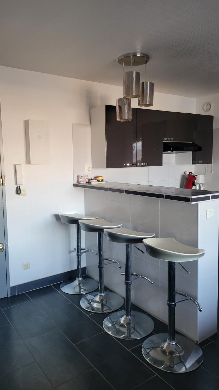 Kitchen or kitchenette, minibar