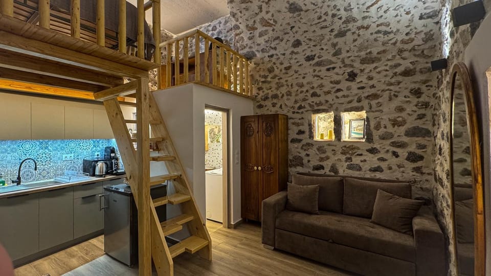 TV and multimedia, Kitchen or kitchenette, Living room, Seating area, Dining area