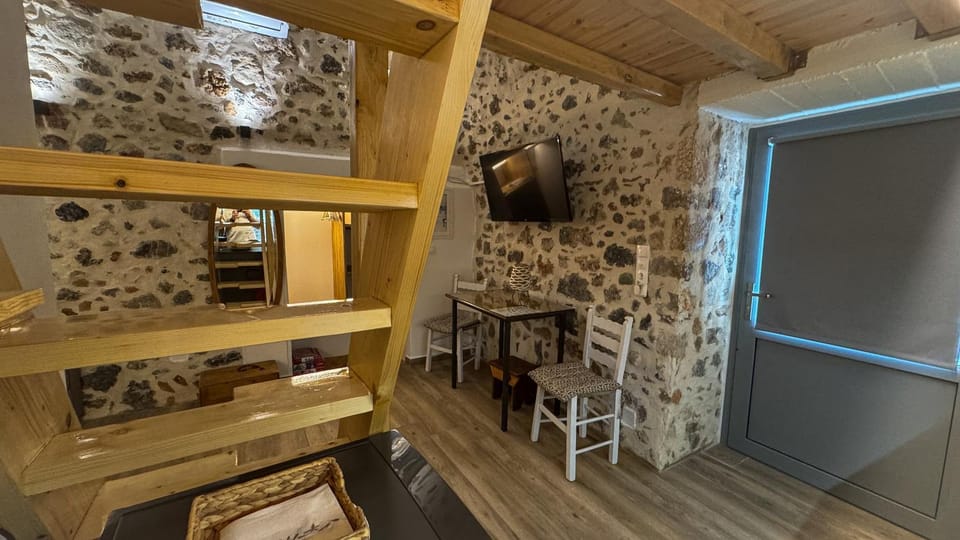 TV and multimedia, Kitchen or kitchenette, Living room, Seating area, Dining area