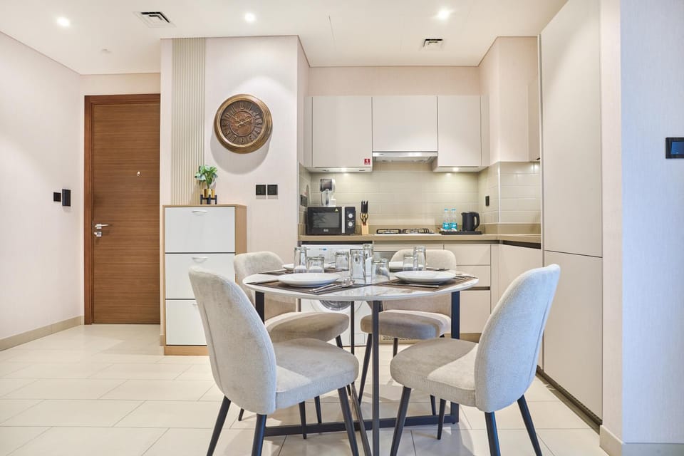 Kitchen or kitchenette, Dining area