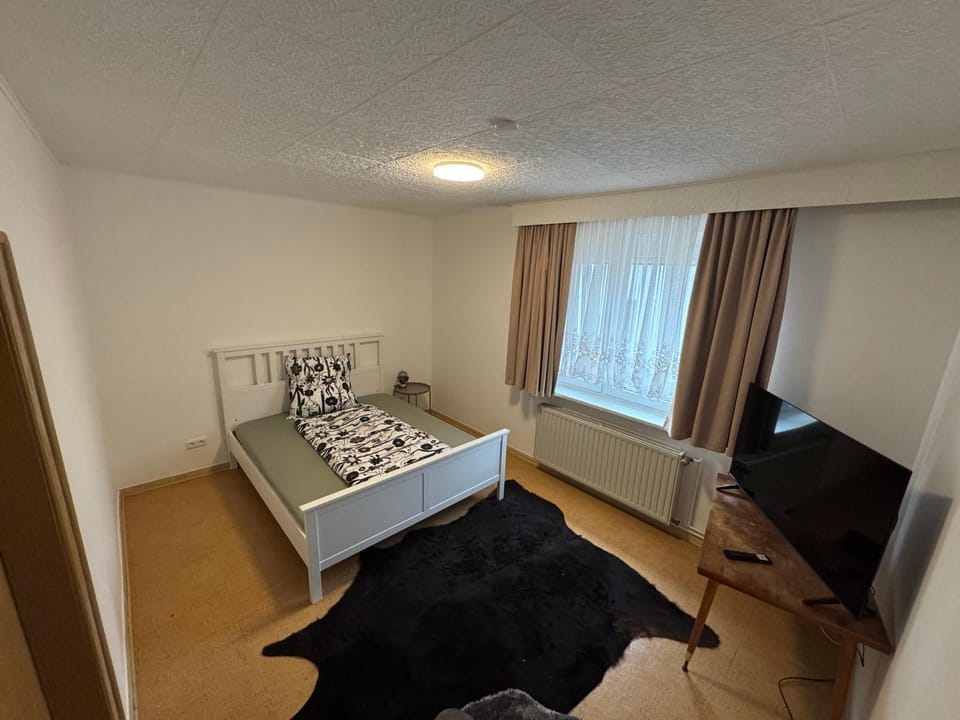 Bed, TV and multimedia, Photo of the whole room, Bedroom