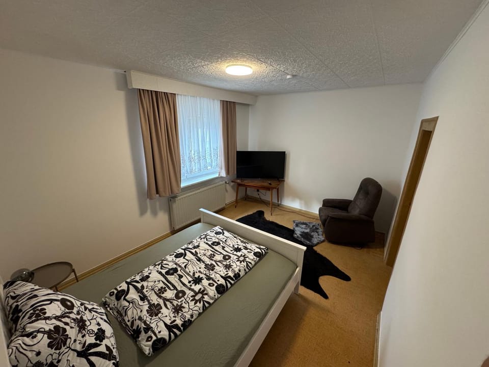 Bed, TV and multimedia, Photo of the whole room, Bedroom