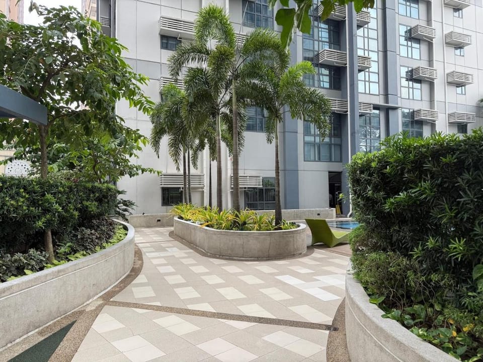 Panoramic Views 2BR Family Stay in Mckinley BGC Apartment in Makati